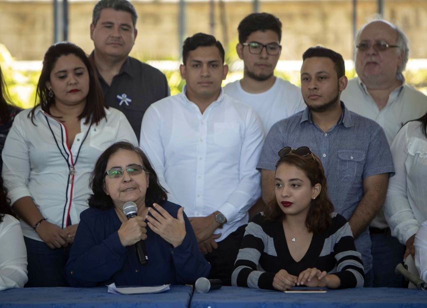&nbsp;La miembro de la Alianza Cívica Azahálea Solís (i), junto a la delegada del Movimiento Estudiantil Alejandra Centeno (d),&nbsp;dan&nbsp; a conocer los puntos de la agenda de ruta para crisis azota el país desde abril pasado, en Managua (Nicaragua).