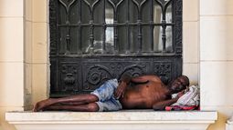 Una persona sin hogar yace en una calle de La Habana el 21 de julio de 2025.