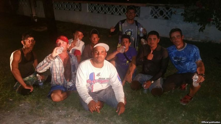 Los nueve balseros cubanos que llegaron a la Florida en la madrugada del martes. (MARTÍ NOTICIAS)