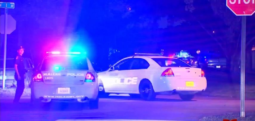 Ambos son de origen hispano y eran buscados por asalto a mano armada y robo de un auto.