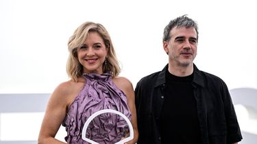 La actriz argentina Carla Peterson y el director uruguayo Daniel Hendler posan para la sesión fotográfica de presentación de la película 27 Noches durante el 73º Festival Internacional de Cine de San Sebastián, en la ciudad vasca de San Sebastián, el 19 de septiembre de 2025.&nbsp;