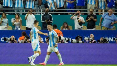 El argentino Lautaro Martínez (22) celebra el segundo gol de su equipo contra Perú con su compañero de equipo Valentín Carboni durante un partido de fútbol del Grupo A de la Copa América en Miami Gardens, Florida, el sábado 29 de junio de 2024.&nbsp;