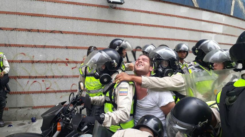 El opositor Sergio Contreras se encontraba con un altavoz en el centro de la capital llamando a la protesta pacífica. La Policía Nacional Bolivariana se lo llevó detenido.