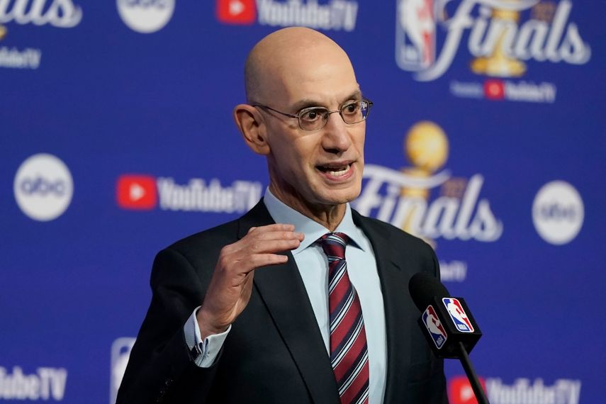 El comisionado de la NBA Adam Silver habla en una conferencia de prensa antes del primer partido de las finales entre los Golden State Warriors y los Celtics de Boston el 2 de junio del 2022.&nbsp;