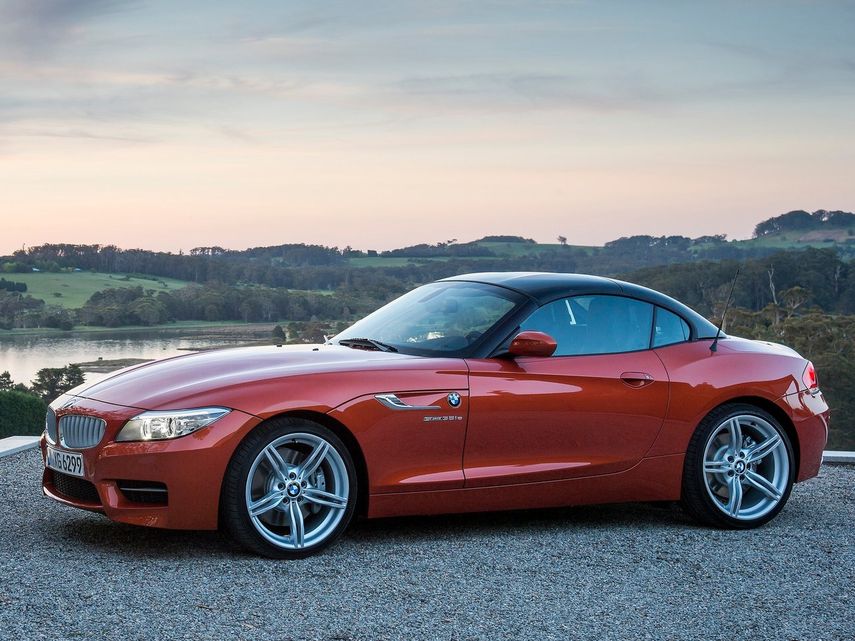 Existen tres versiones del BMW Z4  que corresponden con el tamaño del motor, el sDrive28i, el sDrive35i y el sDrive35i