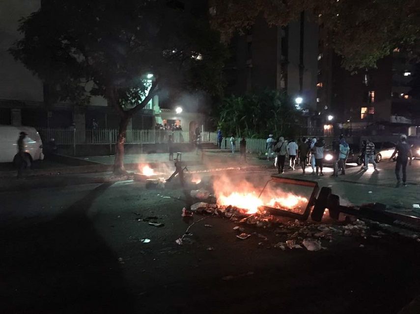 En las calles de la zona de Palo Verde, en este de la capital venezolana, se observaron restos de vidrios, piedras, escombros y hasta conchas de balas.&nbsp;