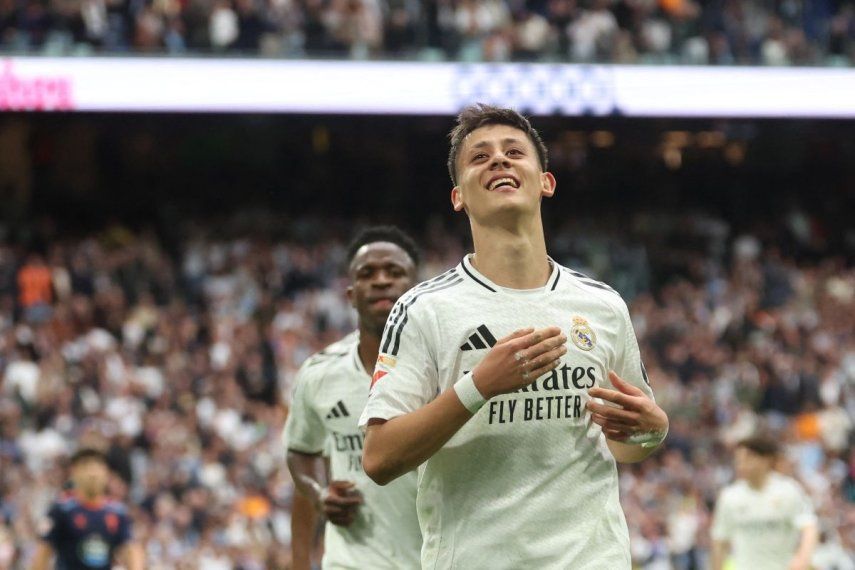 El mediocampista turco Arda Güler, del Real Madrid, celebra tras anotar el gol inaugural de su equipo en un partido, el 4 de mayo de 2025.