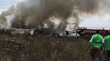 El avión de Aeroméxico se quemó tras incendiarse en el accidente.