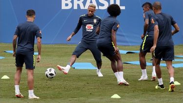 La Canarinha, de la mano de Neymar, está obligada a ganar y gustar para dar un paso hacia los octavos de final. 