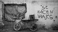 Una bicicleta modificada y acondicionada para transportar bultos se ve junto a un cartel que dice Hacemos viajes, referido al transporte de compras a Venezuela a través de las llamadas trochas&nbsp;
