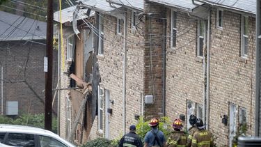 Bomberos observan el sitio donde una avioneta se estrell&oacute; contra un complejo de apartamentos, el mi&eacute;rcoles 30 de octubre de 2019, en Atlanta.
