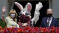 &nbsp;El Conejo de Pascua flanqueado por la primera dama Jill Biden y el presidente Joe Biden saluda desde un balcón de la Casa Blanca, 5 de abril de 2021.&nbsp; 