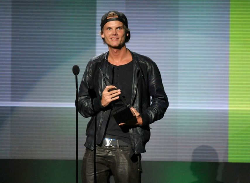 En esta foto de archivo del 24 de noviembre de 2013, Avicii acepta el premio al artista favorito: m&uacute;sica electr&oacute;nica de baile en los American Music Awards en Los &Aacute;ngeles.&nbsp;