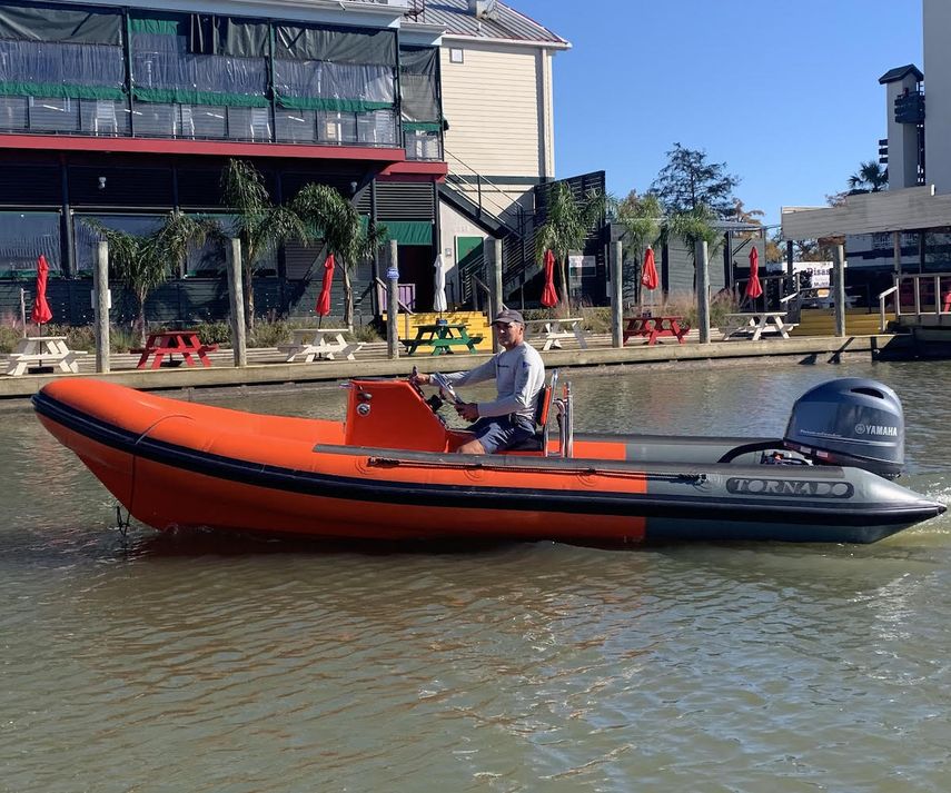Cuando era instructor olímpico se percató que en EEUU no había una compañía que alquilara botes para los entrenadores de los equipos de vela, y decidió poner toda su energía en ello.&nbsp;