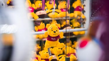 Muñecos de Winnie the Pooh en una tienda.&nbsp;