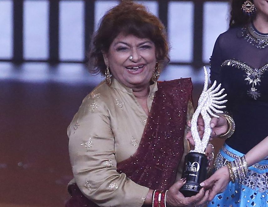 En esta foto de archivo del 19 de septiembre de 2019, el core&oacute;grafo indio Saroj Khan recibe un premio especial durante la 20 ceremonia de entrega de premios de la Academia Internacional de Cine Indio (IIFA) en Mumbai, India.&nbsp;