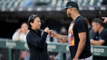 La gerente general de los Marlins de Miami, Kim Ng, saluda a Luis Arráez durante una práctica de bateo del equipo, el 9 de junio de 2023.