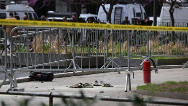 El lugar de la escena donde un hombre se prendió fuego durante el juicio del presidente estadounidense Donald Trump, en la ciudad de Nueva York el 19 de abril de 2024. &nbsp; &nbsp;