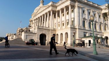 Un agente y su perro custodian el exterior del Capitolio en Washington.