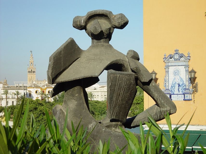 Desde el puente de Isabel II, en Sevilla, se siente el taconeo en los tablaos y se aprecia el alma de la urbe andaluza: fe, toros y giralda. (FOTOS J.HDEZ.)