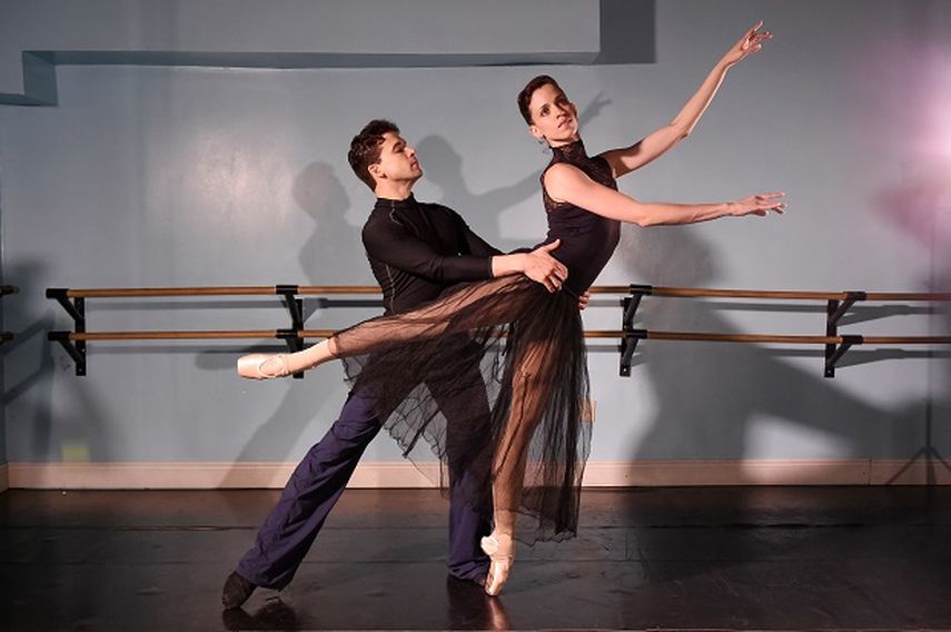 Los bailarines Carlos Guerra y amaya Rodríguez se preparan para la presentación de Giselle. (ÁLVARO MATA)