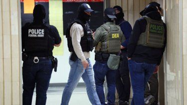 Oficiales de ICE y de la DEA en los pasillos de la corte de inmigración en el Edificio Federal Jacob K. Javitz el 10 de junio de 2025 en la ciudad de Nueva York, a la espera de los inmigrantes a quienes les fue negado el asilo.