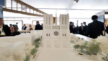 Esta fotografía tomada el 14 de marzo de 2023 muestra una maqueta de la catedral de Notre-Dame de París durante el evento inmobiliario internacional para profesionales en el Palais des Festivals en Cannes, sureste de Francia.