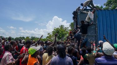 Una multitud saquea un camión cargado con asistencia para sobrevivientes del sismo en la localidad de Vey Terre, el viernes 20 de agosto de 2021, en Haití