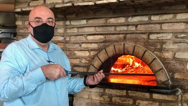 Ciro Maneri, socio y gerente de Il Forno Ristorante, asegura que las pizzas hechas en horno de le&ntilde;a han sido el platillo m&aacute;s vendido en la pandemia.&nbsp;