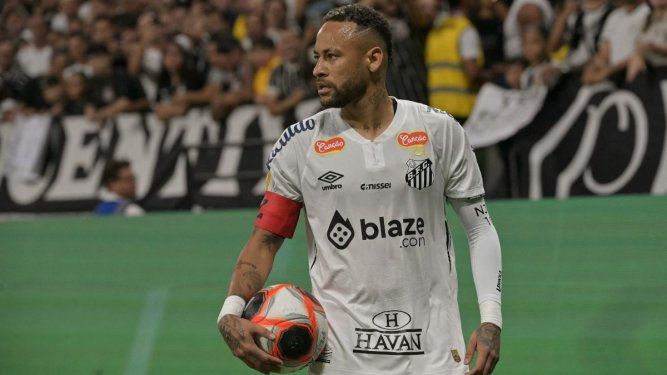 El atacante del Santos, Neymar, reacciona durante un partido de su club ante el Corinthians, el 12 de febrero de 2025.