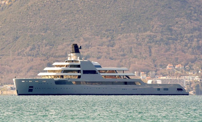 El superyate Solaris del oligarca ruso Roman Abramovich aparece anclado en Tivat, Montenegro.