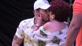 julian gil recibe beso en la boca en fiestas de la calle miami
