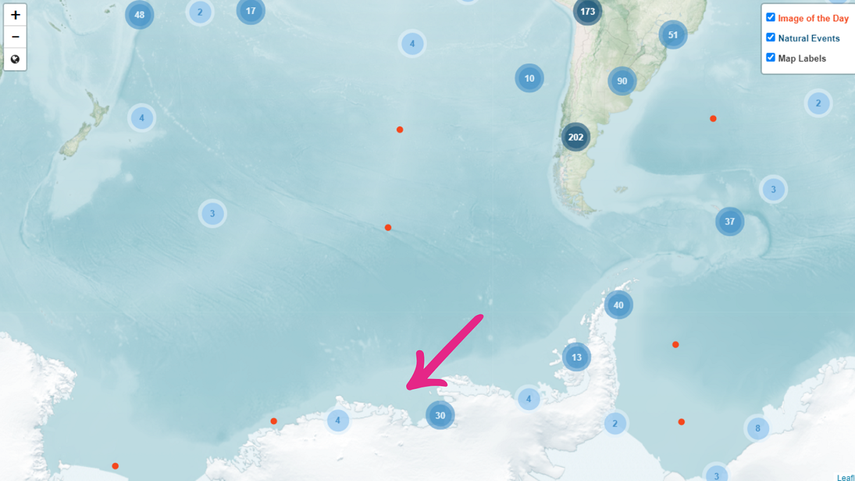 Mapa publicado por el Observatorio Terrestre de la NASA donde se aprecia el punto aproximado donde se encuentra el iceberg B-22A frente a la costa occidental de la Antártida. 