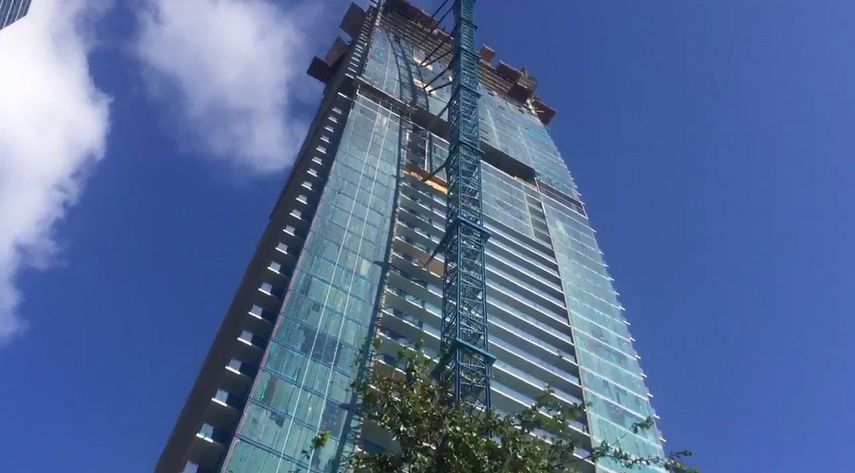 Vista del edificio desde el que presuntamente se desprendió la estructura, en Brickell Avenue, Miami.