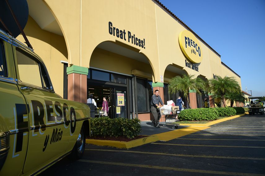 Vista parcial de la fachada del supermercado Fresco y más.