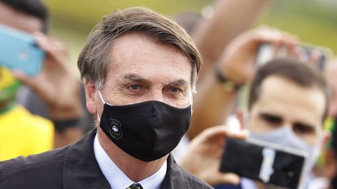 En esta imagen de archivo del 25 de mayo de 2020, el presidente de Brasil, Jair Bolsonaro, con mascarilla durante la pandemia de coronavirus a su salida de su residencia oficial, el palacio de Alvorada, en Brasilia, Brasil.