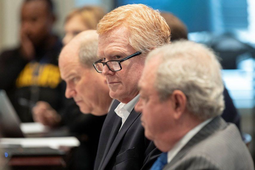 Alex Murdaugh (al centro) escucha los argumentos finales del fiscal Creighton Waters durante su juicio por doble asesinato en un tribunal del condado de Colleton el miércoles 1 de marzo en Walterboro, Carolina del Sur.