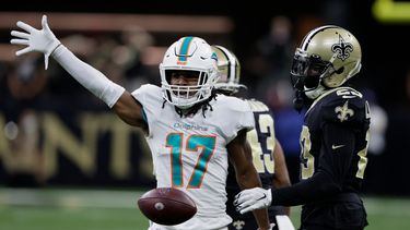 Jaylen Waddle, wide receiver de los Dolphins de Miami, celebra una recepción frente al cornerback Marshon Lattimore, de los Saints de Nueva Orleans