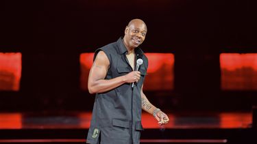 El comediante Dave Chappelle durante una presentación en el Madison Square Garden para celebrar su cumpleaños 50 el 22 de agosto de 2023, en Nueva York.