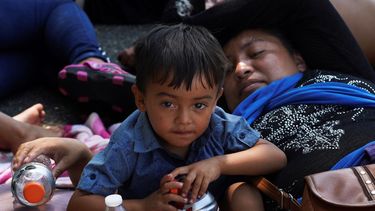 Un niño, que es parte de una caravana de migrantes en una caminata hacia la frontera de Estados Unidos, descansa en las afueras de Villa Comaltitlán, estado de Chiapas, México, el miércoles 27 de octubre de 2021. 