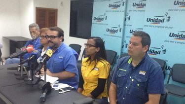 José Ignacio Guedez (centro), secretario de la Asamblea Nacional: En Venezuela la decisión la debe tomar la mayoría, esos son quienes tienen el derecho a escoger el destino del país.