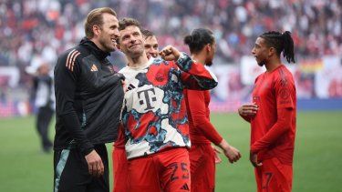 El delantero alemán #25 del Bayern Múnich, Thomas Mueller (2i), y el delantero inglés #09 del Bayern Múnich, Harry Kane, hablan después del partido de fútbol de la primera división alemana, la Bundesliga, entre el RB Leipzig y el FC Bayern Múnich en Leipzig, este de Alemania, el 3 de mayo de 2025.&nbsp;