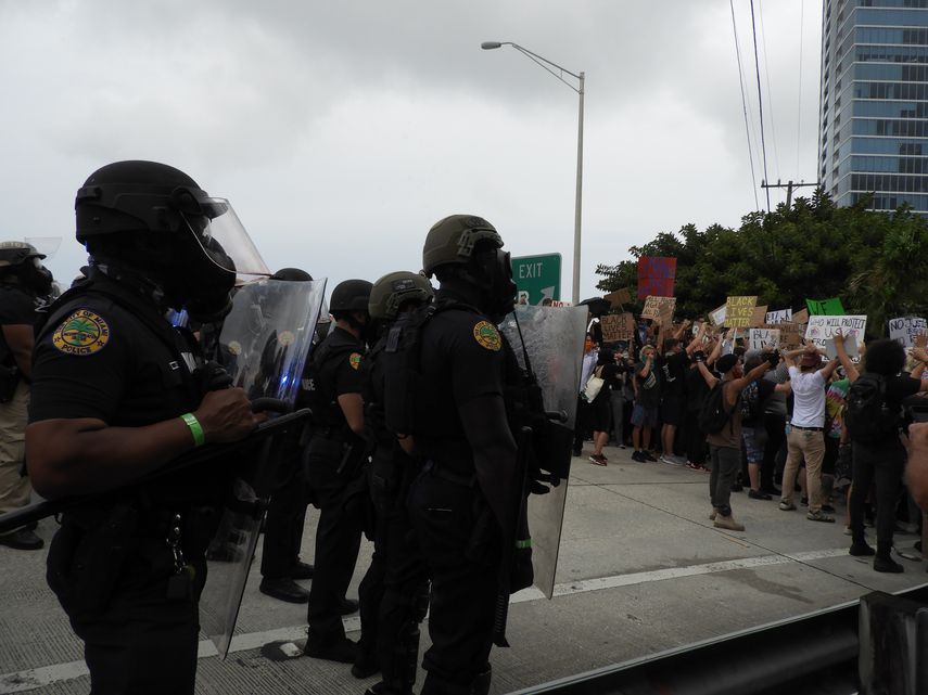 La policía impide que los manifestantes tomen una autovía durante las protestas del 2020.