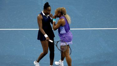 Venus Williams y Serena Williams de Estados Unidos conversan mientras juegan contra Marta Kostyuk de la República Checa y Peyton Stearns de Estados Unidos durante el séptimo día del Abierto de Cincinnati en el Centro de Tenis Lindner Family el 17 de agosto de 2026 en Mason, Ohio.&nbsp;