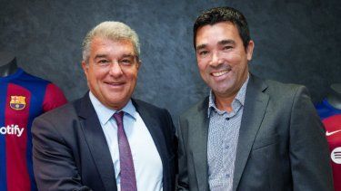 EL presidente del FC Barcelona Joan Laporta saluda al portugués Deco, quien fue exjugador del club catalán y ahora será director deportivo