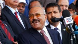 Fotografía de archivo del expresidente Ali Abdalá Saleh, antiguo aliado de los rebeldes, mientras asiste a un evento de celebración del 35 aniversario de la formación de su partido, el Congreso general del Pueblo, en Saná (Yemen).&nbsp;