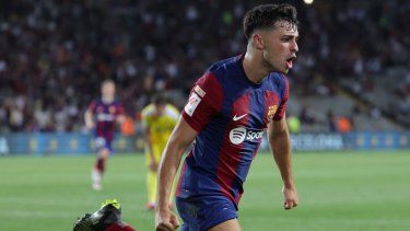 El centrocampista español del Barcelona, Pedri, celebra luego de marcar el primer gol de su equipo durante el partido de fútbol de la Liga española ante el Cádiz CF en el Estadio Olímpico Lluis Companys de Barcelona, el 20 de agosto de 2023. &nbsp;