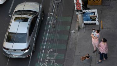 Un sismo de magnitud 6.2 golpeó el este de México el jueves, dijeron sismólogos, activando el sistema de alarma de alerta temprana en la capital a varios cientos de kilómetros (millas) de distancia. El epicentro se localizó a dos kilómetros al sureste de Isla en Veracruz, informó el Servicio Sismológico Nacional.