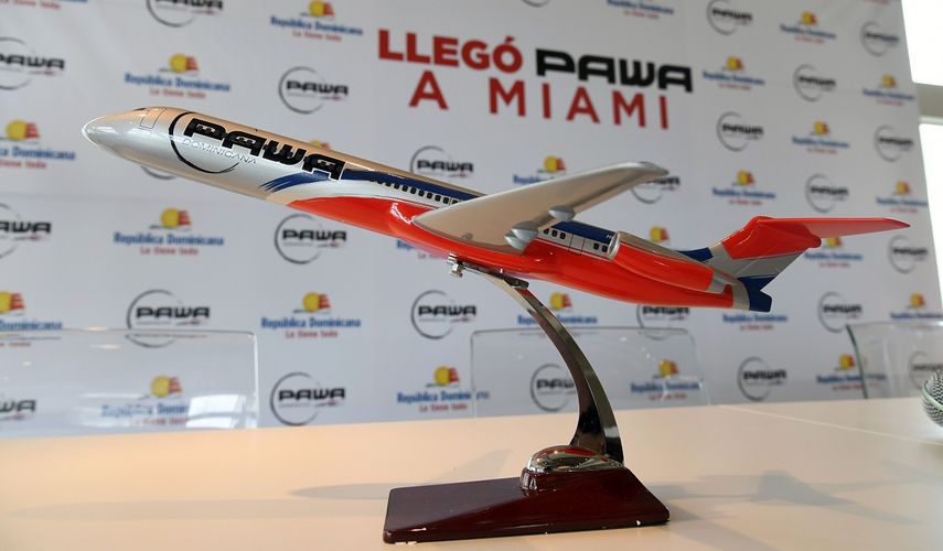 Maqueta de uno de los aviones que representa a la aerolínea Pawa, que anuncia el inicio de operaciones en Miami.