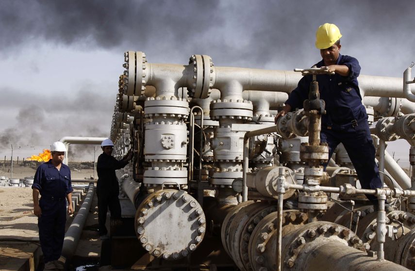 Obreros mantienen en funcionamiento equipo de la refiner&iacute;a de Rumaila, cerca de Basora, en Irak, el 13 de diciembre del 2009. Irak aument&oacute; su producci&oacute;n de petr&oacute;leo, pero la poblaci&oacute;n no ve el resultado de esa bonanza.&nbsp;